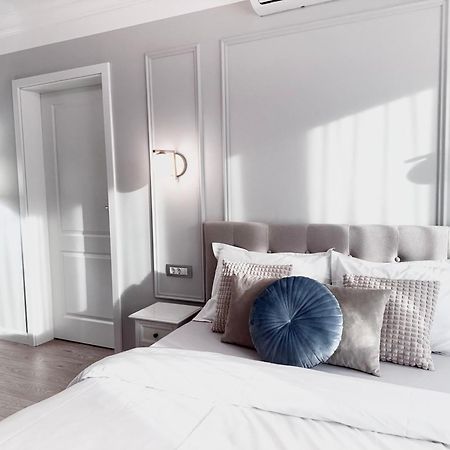 Central Spacious Apartment With Balcony - Alba Carolina อัลบายูเลีย ภายนอก รูปภาพ