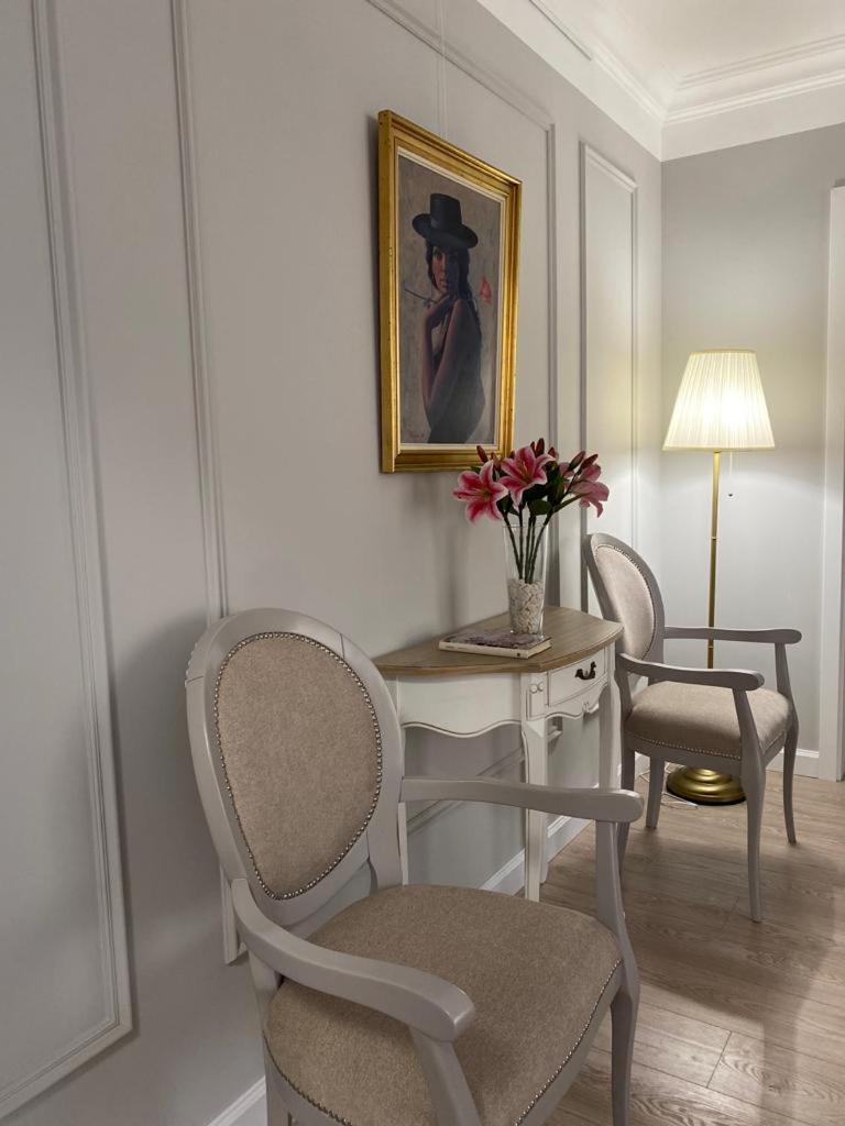 Central Spacious Apartment With Balcony - Alba Carolina อัลบายูเลีย ภายนอก รูปภาพ