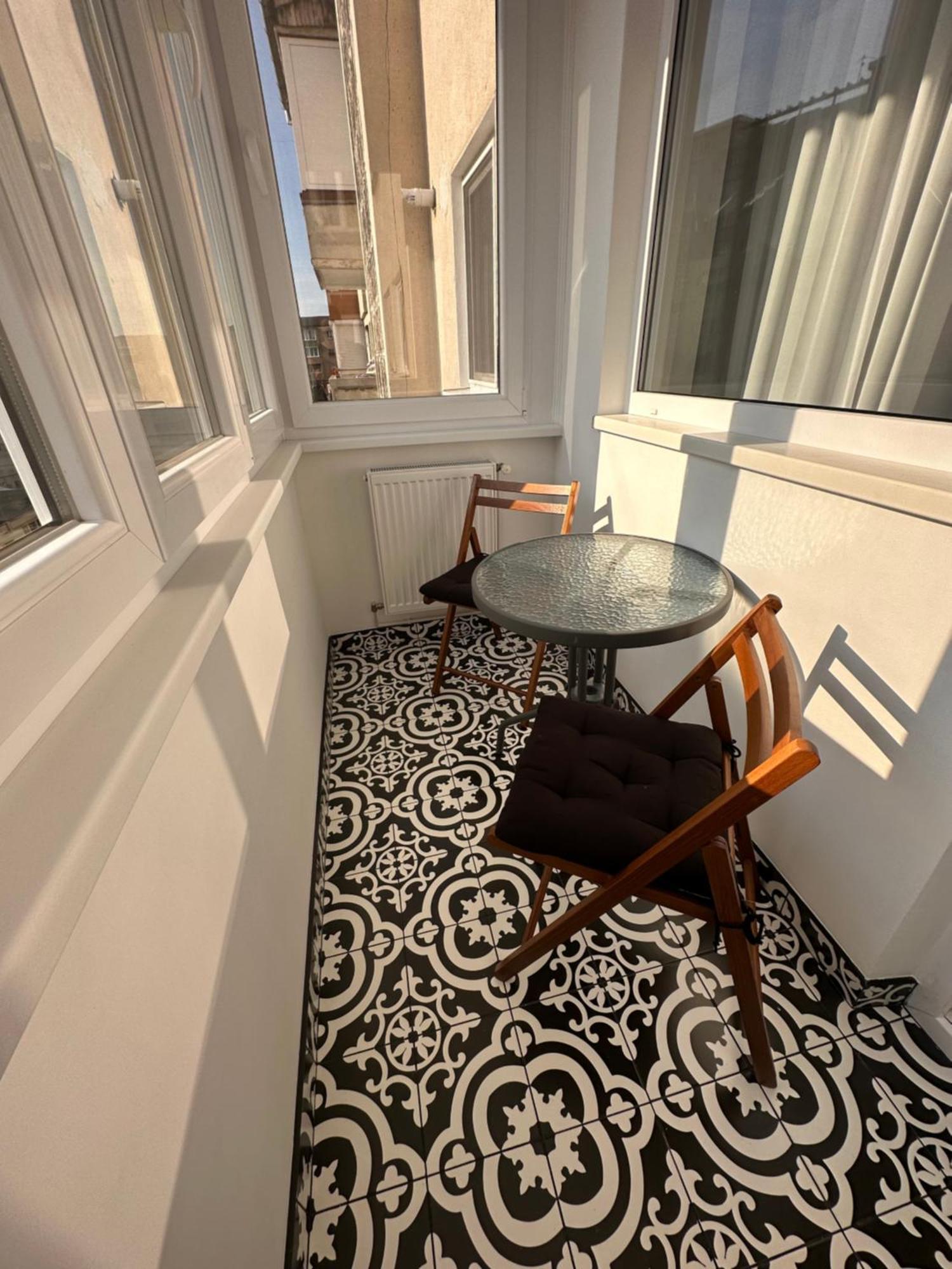 Central Spacious Apartment With Balcony - Alba Carolina อัลบายูเลีย ภายนอก รูปภาพ