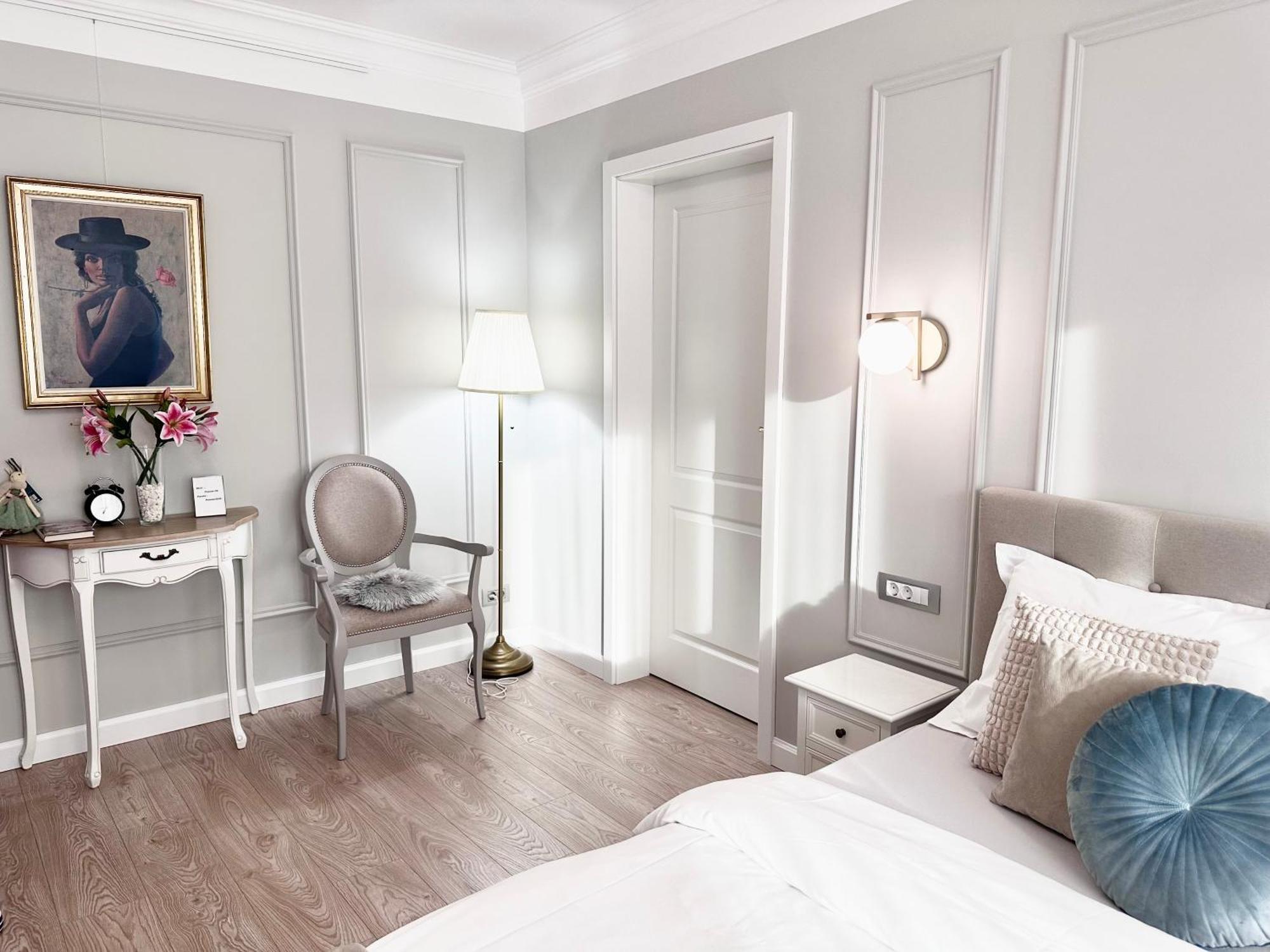 Central Spacious Apartment With Balcony - Alba Carolina อัลบายูเลีย ภายนอก รูปภาพ